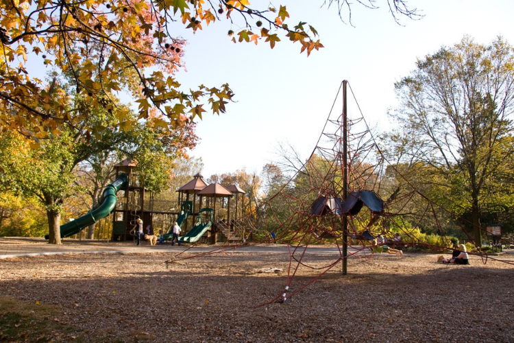 The best parks for having an outdoor party in Indianapolis, IN_Holliday Park